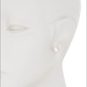 ✨ Crislu
Platinum Vermeil Half Halo Stud Earrings✨